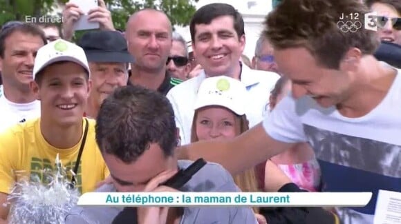 Laurent Luyat très ému en entendant sa maman au téléphone, lors de la dernière de Village Départ, dimanche 24 juillet 2016, sur France 3