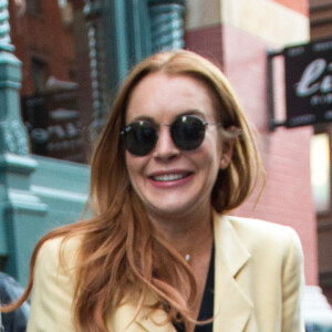 Lindsay Lohan porte toujours sa bague qui alimente les rumeurs de fiancailles avec son compagnon Egor Tarabasov à New York le 13 avril 2016.