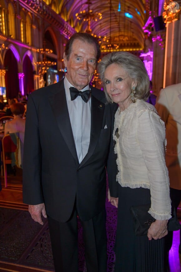 Roger Moore et sa femme Kristina Tholstrup - Cérémonie "Look! Woman of the Year Award 2015" à Vienne en Autriche le 17 novembre 2015.