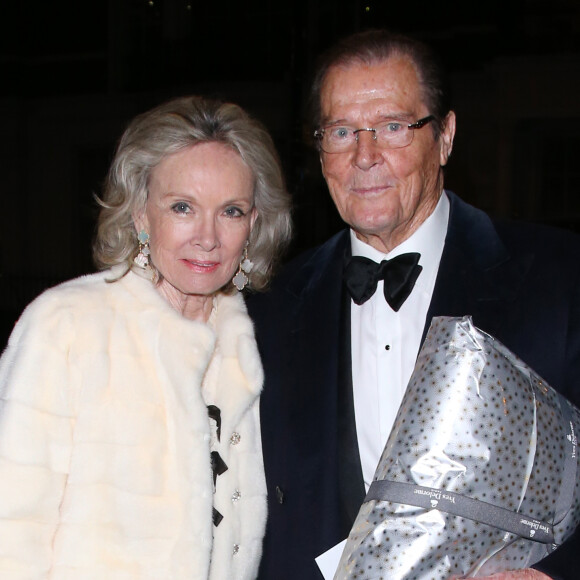 Sir Roger Moore et sa femme Kristina Tholstrup - Soirée pour les 80 ans de Bertil Bernadotte (cousin du roi de Suède) au Brook's club à Londres le 12 octobre 2015