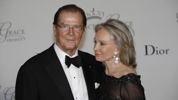 Roger Moore, le coeur brisé, annonce la mort de sa belle-fille Christina, 47 ans