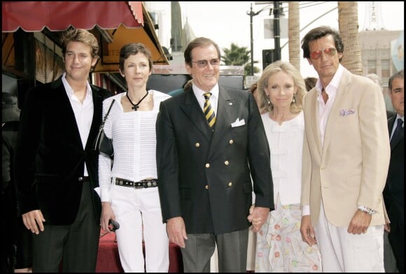 Roger Moore entouré de son épouse, Kristina Tholstrup, et de ses enfants, Christian, Deborah et Geoffrey, pour l'inauguration de son étoile sur le Hollywood Walk of Fame le 11 octobre 2007