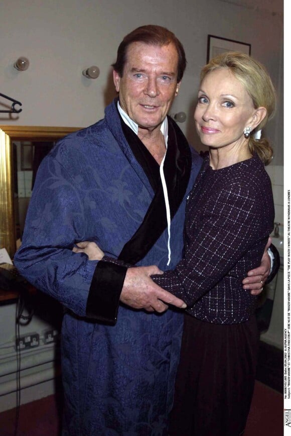 Roger Moore et Kristina Tholstrup à Londres le 5 avril 2002
