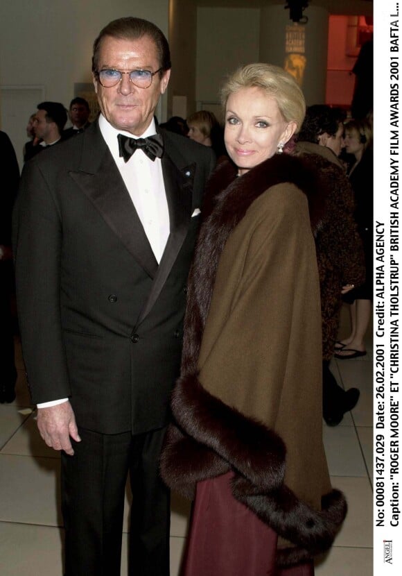 Roger Moore et Kristina Tholstrup aux BAFTA le 26 février 2001 à Londres