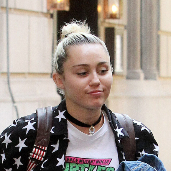 Miley Cyrus quitte les bureaux de Woody Allen à New York le 15 juin 2016.