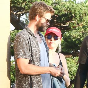 Miley Cyrus et Liam Hemsworth à la sortie du restaurant Nobu à Malibu le 24 juillet 2016