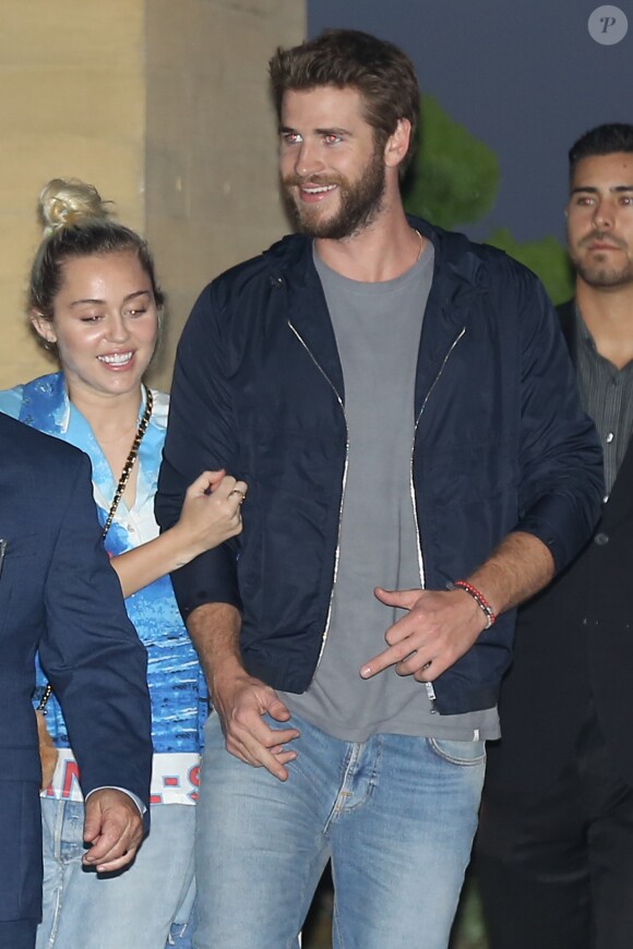 Miley Cyrus et Liam Hemsworth à la sortie du restaurant Nobu à Malibu le 15 juillet 2016