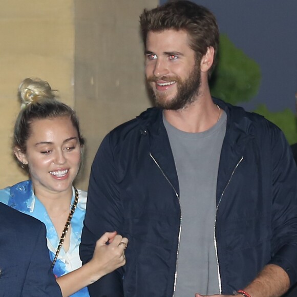 Miley Cyrus et Liam Hemsworth à la sortie du restaurant Nobu à Malibu le 15 juillet 2016