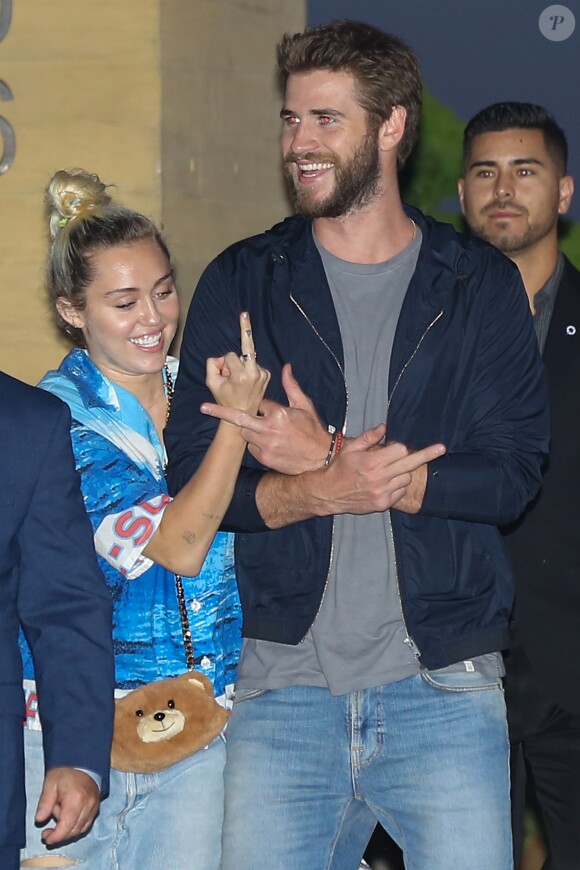 Miley Cyrus et Liam Hemsworth à la sortie du restaurant Nobu à Malibu le 15 juillet 2016