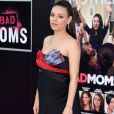 Mila Kunis (robe Atelier Versace) enceinte à la première de Bad Moms au Mann Village à Westwood, le 26 juillet 2016.