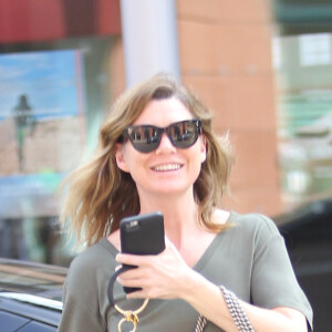 Exclusif - Ellen Pompeo se promène dans les rues de Beverly Hills. Elle porte un sac de la marque Gucci. Le 19 mai 2016