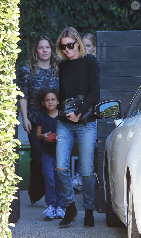Ellen Pompeo se promène avec sa fille Stella dans les rues de Beverly Hills, le 5 novembre 2015