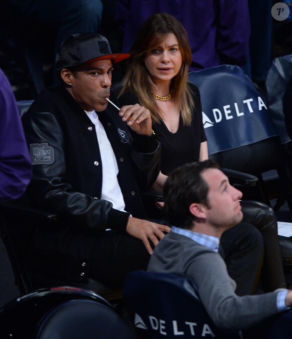 Ellen Pompeo et son mari Chris Ivery assistent au match de basket des Lakers contre les Golden State Warriors à Los Angeles le 23 décembre 2014.