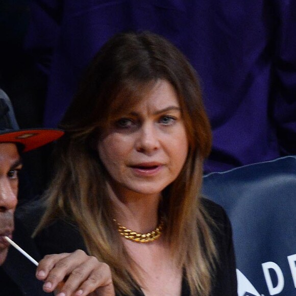 Ellen Pompeo et son mari Chris Ivery assistent au match de basket des Lakers contre les Golden State Warriors à Los Angeles le 23 décembre 2014.