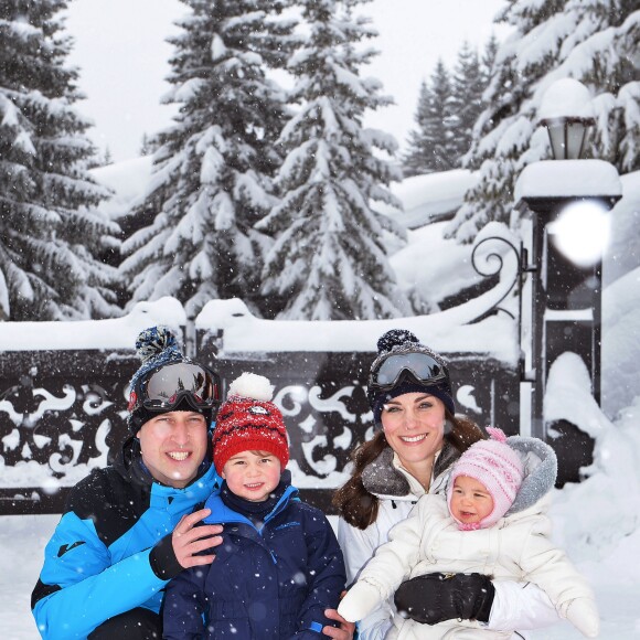 Photo officielle du séjour du duc et de la duchesse de Cambridge dans les Alpes françaises avec leurs enfants le prince George et la princesse Charlotte le 7 mars 2016