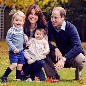 Le prince William, la duchesse Catherine de Cambridge et leurs enfant le prince George et la princesse Charlotte dans les jardins du palais de Kensington en octobre 2015.