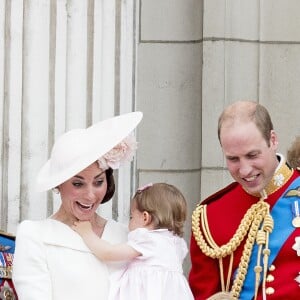 Le prince William, la duchesse Catherine de Cambridge et leurs enfant le prince George et la princesse Charlotte au balcon du palais de Buckingham le 11 juin 2016 lors de la parade Trooping the Colour.