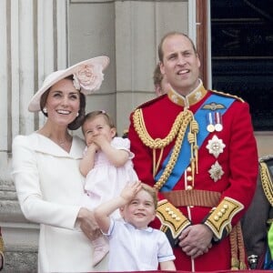 Le prince William, la duchesse Catherine de Cambridge et leurs enfant le prince George et la princesse Charlotte au balcon du palais de Buckingham le 11 juin 2016 lors de la parade Trooping the Colour.