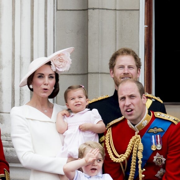 Le prince William, la duchesse Catherine de Cambridge et leurs enfant le prince George et la princesse Charlotte au balcon du palais de Buckingham le 11 juin 2016 lors de la parade Trooping the Colour.