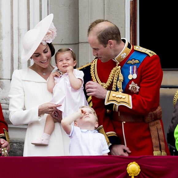 Le prince William, la duchesse Catherine de Cambridge et leurs enfant le prince George et la princesse Charlotte au balcon du palais de Buckingham le 11 juin 2016 lors de la parade Trooping the Colour.