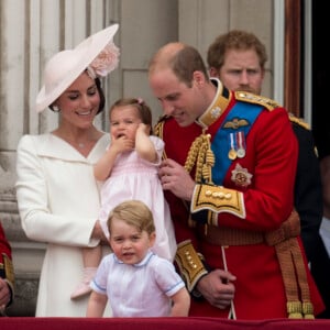 Le prince William, la duchesse Catherine de Cambridge et leurs enfant le prince George et la princesse Charlotte au balcon du palais de Buckingham le 11 juin 2016 lors de la parade Trooping the Colour.