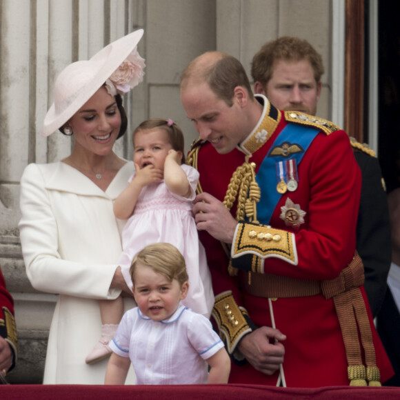 Le prince William, la duchesse Catherine de Cambridge et leurs enfant le prince George et la princesse Charlotte au balcon du palais de Buckingham le 11 juin 2016 lors de la parade Trooping the Colour.