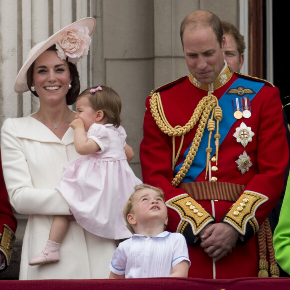 Le prince William, la duchesse Catherine de Cambridge et leurs enfant le prince George et la princesse Charlotte au balcon du palais de Buckingham le 11 juin 2016 lors de la parade Trooping the Colour.