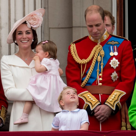 Le prince William, la duchesse Catherine de Cambridge et leurs enfant le prince George et la princesse Charlotte au balcon du palais de Buckingham le 11 juin 2016 lors de la parade Trooping the Colour.