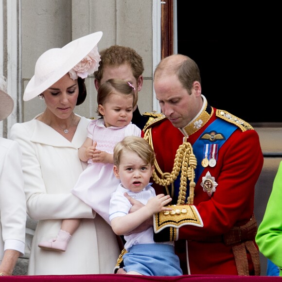 Le prince William, la duchesse Catherine de Cambridge et leurs enfant le prince George et la princesse Charlotte au balcon du palais de Buckingham le 11 juin 2016 lors de la parade Trooping the Colour.