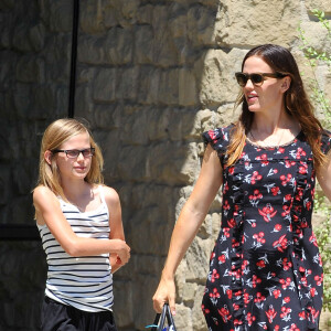 Jennifer Garner arrive à l'église avec ses enfants pour assister à la messe à Pacific Palisades le 24 juillet 2016.