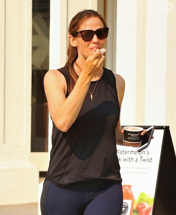 Jennifer Garner achète un yaourt glacé à la sortie de son cours de gym à Los Angeles, le 23 juillet 2016