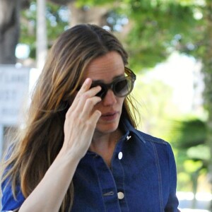Jennifer Garner arrive à un salon de coiffure à West Hollywood avec une salade à la main Los Angeles, le 22 juillet 2016