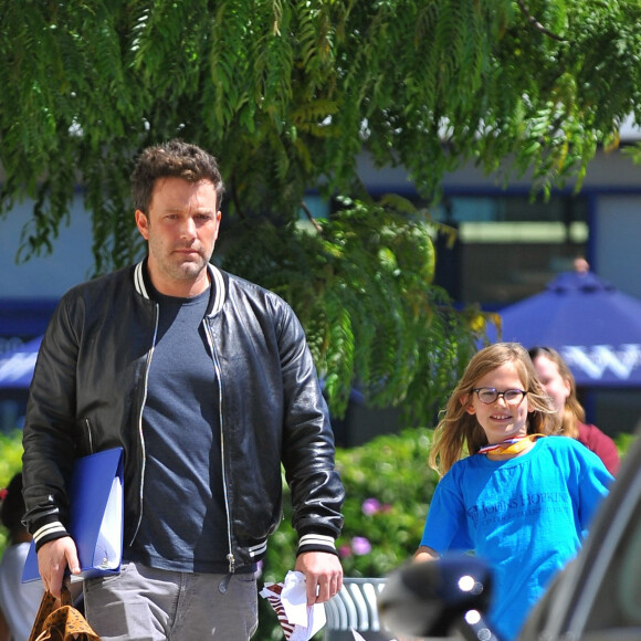 Ben Affleck se balade avec sa fille Violet à Los Angeles, le 15 juillet 2015