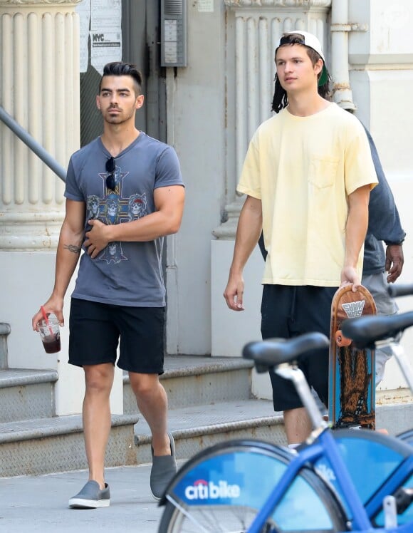 Joe Jonas et Ansel Elgort se baladent dans New York, New York, Etats-Unis, le 27 juillet 2016.