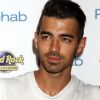 Joe Jonas et son groupe DNCE arrivent au Rehab Beach Club de Las Vegas le 24 juillet 2016.