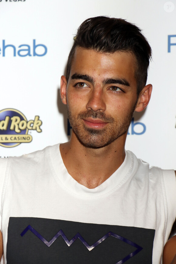 Joe Jonas et son groupe DNCE arrivent au Rehab Beach Club de Las Vegas le 24 juillet 2016.