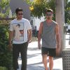 Joe Jonas se promène avec un ami dans les rues de West Hollywood, le 19 juillet 2016.