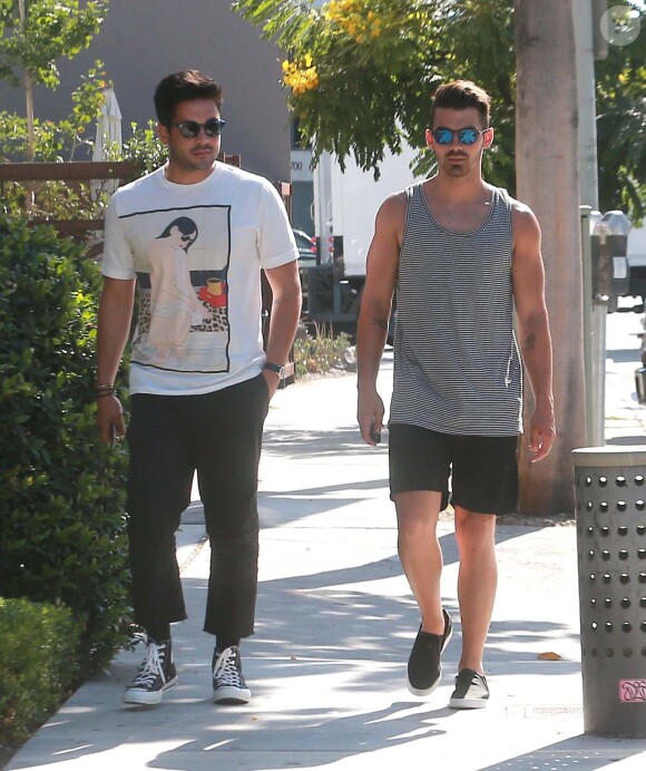 Joe Jonas se promène avec un ami dans les rues de West Hollywood, le 19 juillet 2016.