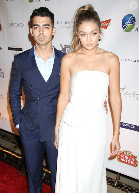 Joe Jonas et sa petite-amie Gigi Hadid au gala "Global Lyme Alliance - Uniting For A Lyme-Free World" à New York, le 8 octobre 2015.