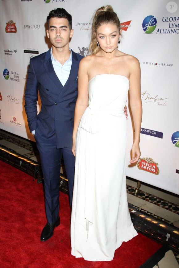 Joe Jonas et sa petite-amie Gigi Hadid au gala "Global Lyme Alliance - Uniting For A Lyme-Free World" à New York, le 8 octobre 2015.