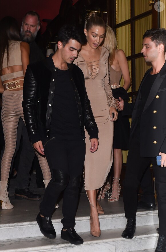Gigi Hadid et son petit-ami Joe Jonas à la sortie du Costes lors de la fashion week à Paris, le 1er octobre 2015.