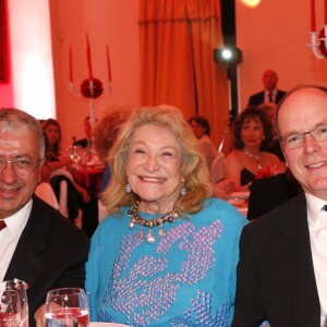 Semi-Exclusif - Robert Fillon (ambassadeur de la principauté en Italie), Marta Marzotto et le prince Albert II de Monaco - Dîner de gala pour la Fondation Prince Albert II de Monaco et "Passsion Sea" organisé par Helga Piaget au Palazzo Reale à Milan le 8 juin 2015