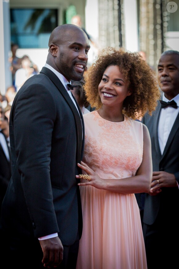 Teddy Riner et sa compagne Luthna lors de la montée des marches du film "Elle" lors du 69ème Festival International du Film de Cannes, le 21 mai 2016 à Cannes