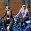 Lindsay Lohan fait du vélo avec sa mère Dina a New York, le 8 octobre 2013.