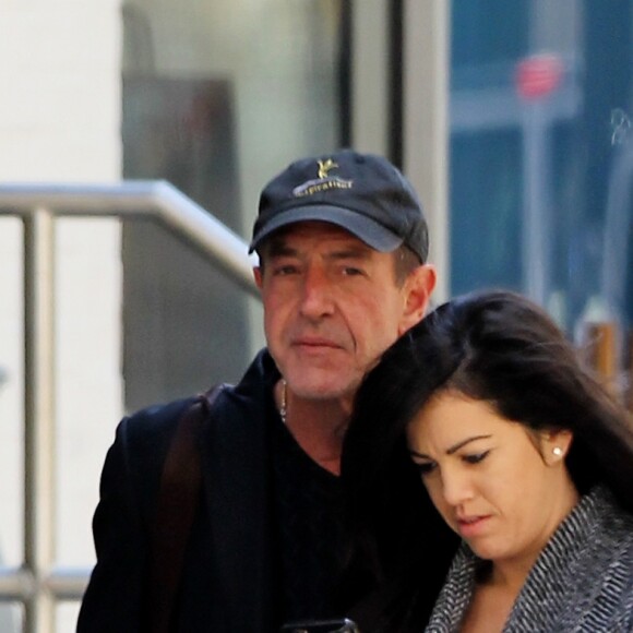 Exclusif - Michael Lohan est très proche d'une mystérieuse inconnue brune dans la rue à New York le 13 avril 2016.