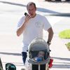 Exclusif - Michael Lohan, le pere de Lindsay, se promene avec son fils Landon pendant que sa petite-amie Kate Major fait quelques courses pres de leur maison a Delray Beach, le 6 octobre 2013.