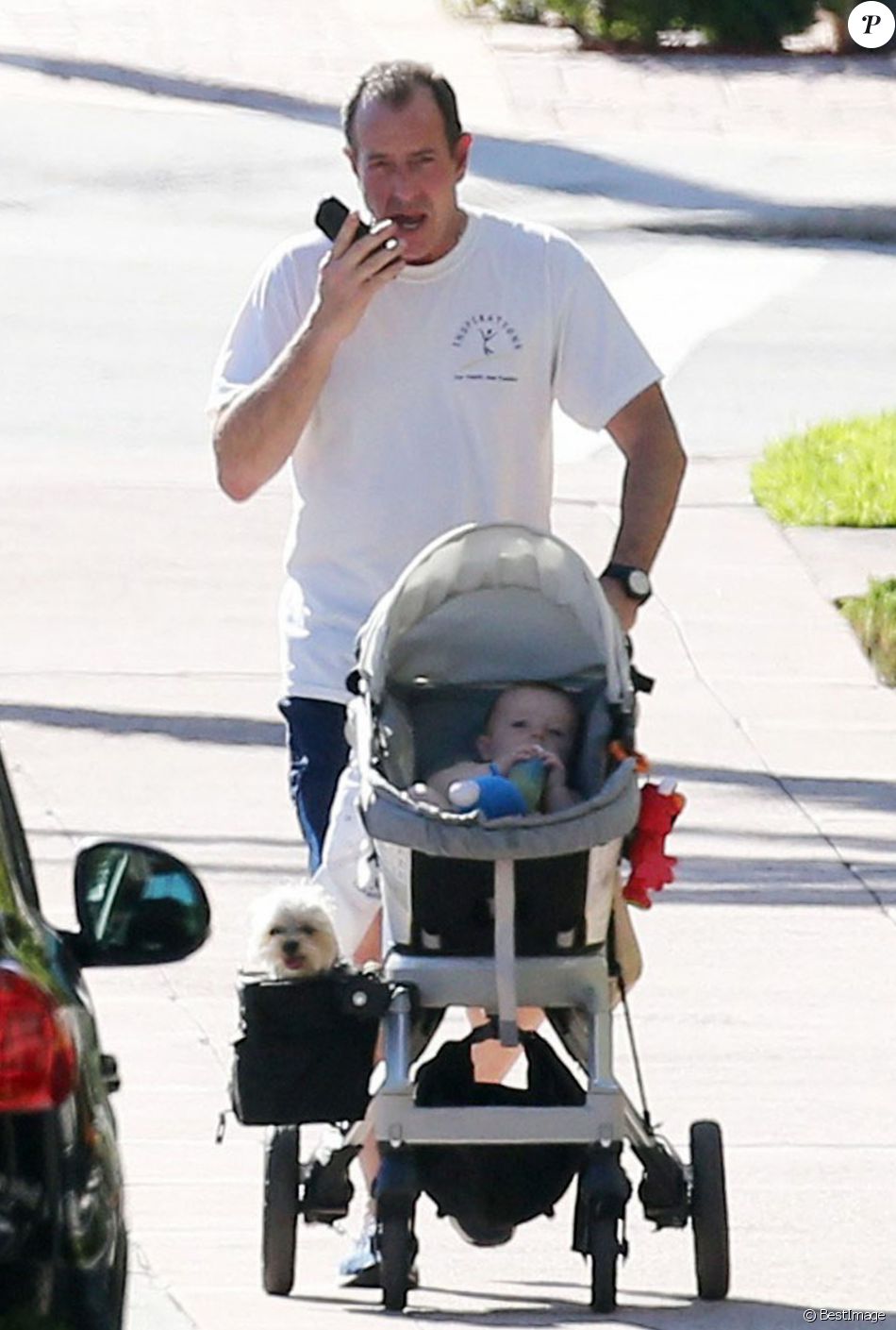 Exclusif Michael Lohan, le pere de Lindsay, se promene avec son fils Landon pendant que sa