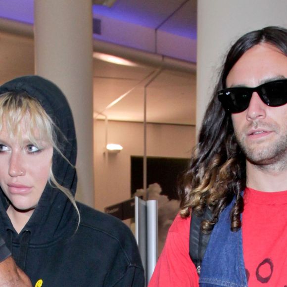 Kesha et son petit ami Brad Ashenfelter arrivent à l'aéroport de LAX à Los Angeles, le 25 juillet 2016
