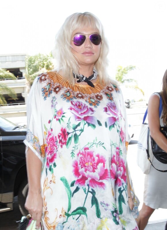 La chanteuse Kesha arrive à l'aéroport LAX de Los Angeles pour prendre un avion. Le 23 juin 2016