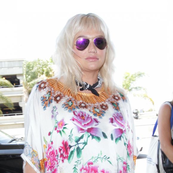 La chanteuse Kesha arrive à l'aéroport LAX de Los Angeles pour prendre un avion. Le 23 juin 2016